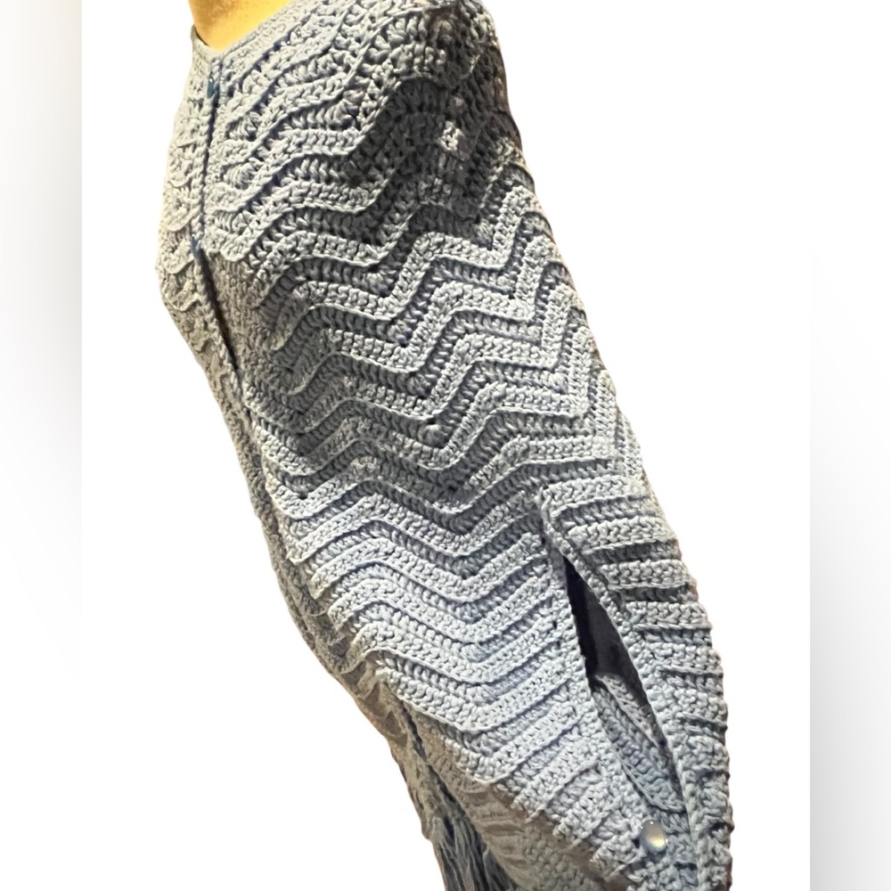 Vintage handcrafted knitted blue cape - Picture 4 of 9